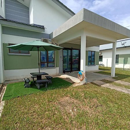 Aisya Homestay Bajet Karak Setia Kültér fotó